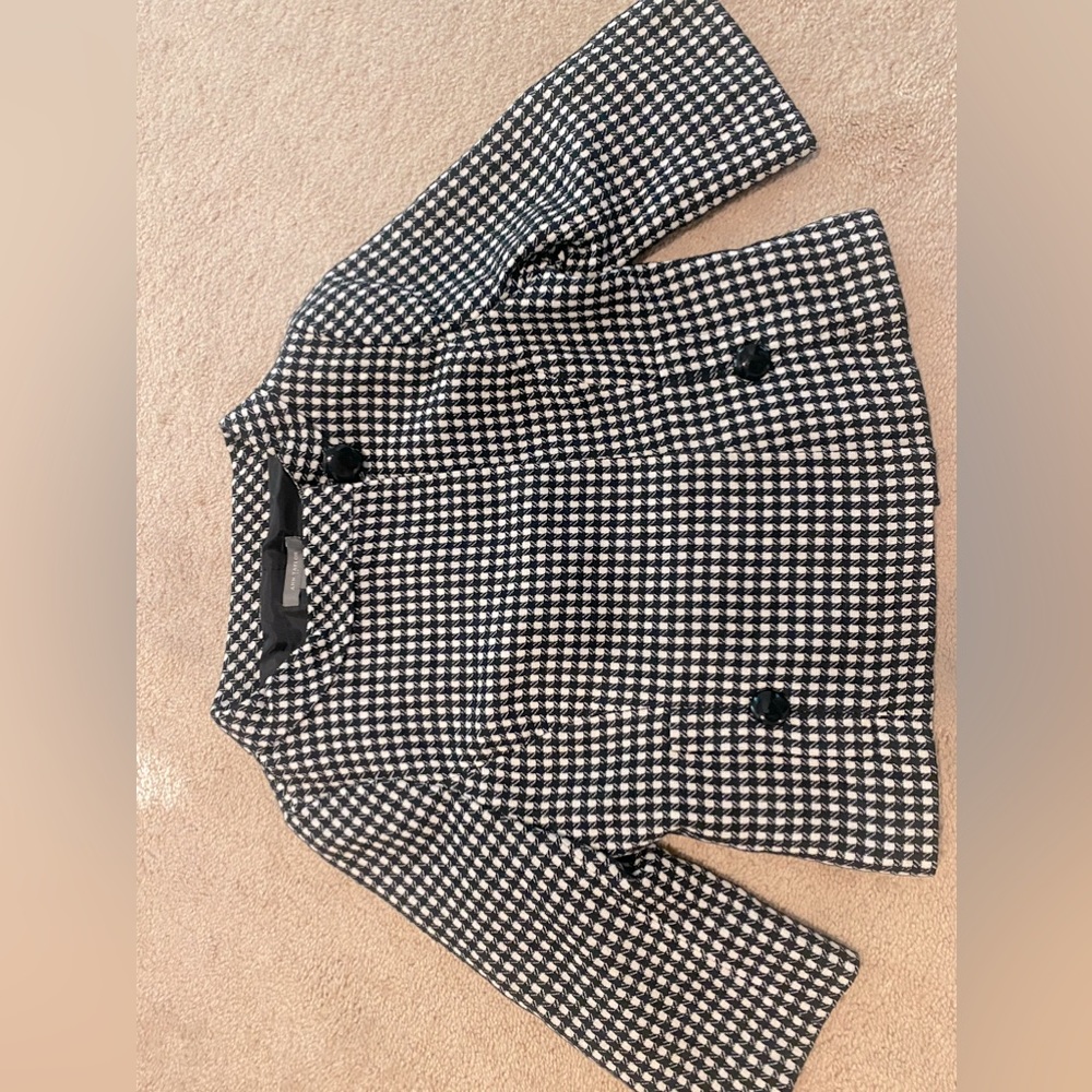Ann Taylor, size 4, classic black and white patterned 3/4 sleeve jacket.